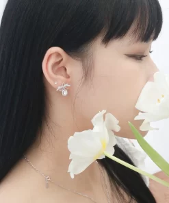 Cận Cảnh Khuyên tai bạc nữ đính đá Moisanite