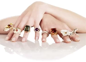 Ảnh minh họa đeo quá nhiều nhẫn