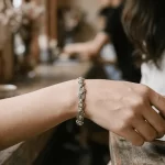 Cận cảnh một chiếc lắc tay bạc tinh xảo đeo bên tay trái của phái nữ