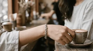 Cận cảnh một chiếc lắc tay bạc tinh xảo đeo bên tay trái của phái nữ