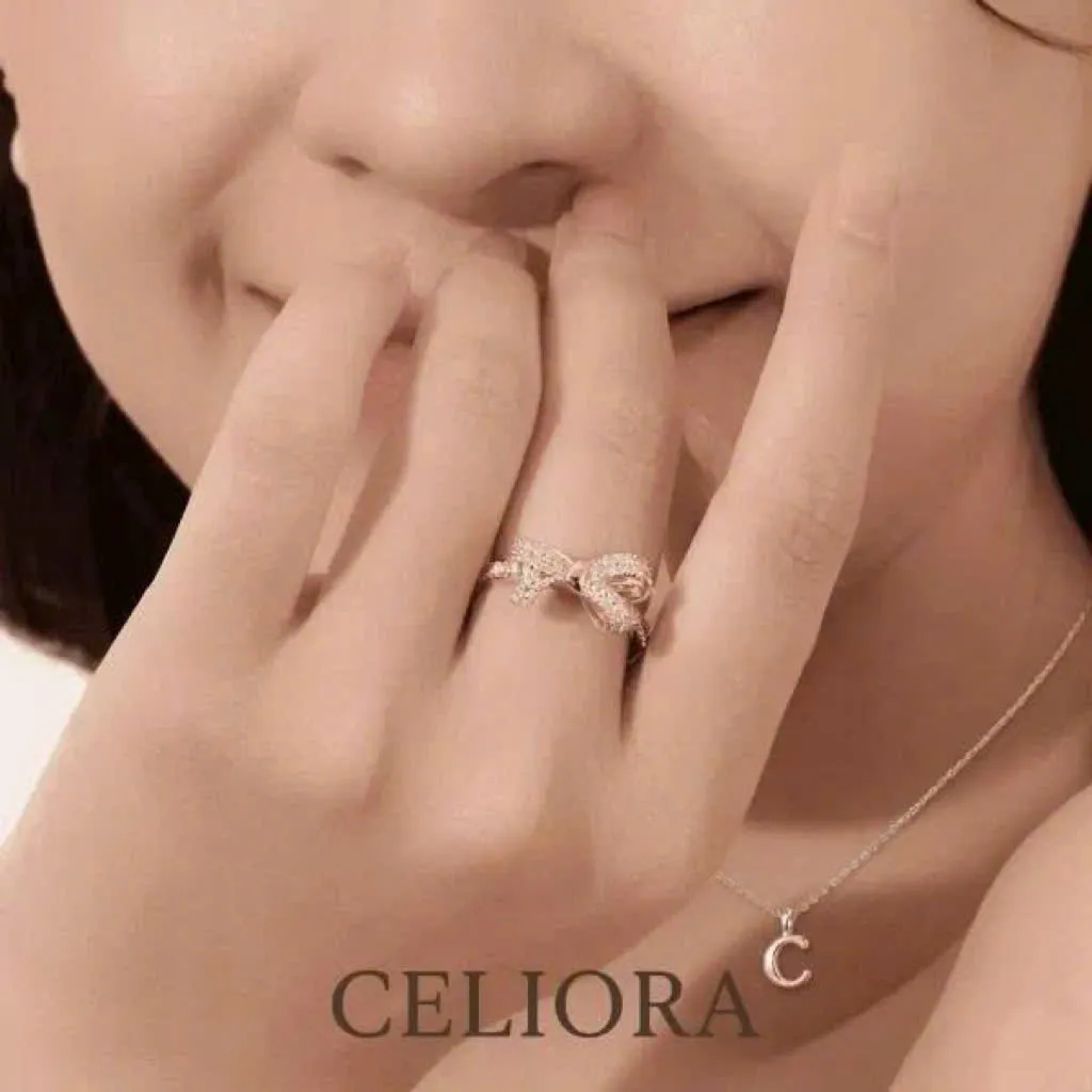 Giải mã nhẫn đeo ngón giữa nữ nói lên điều gì về cá tính, tài lộc và bí quyết giữ tiền trong phong thủy.