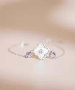 Lac-tay-bac-nu-thiet-ke-mat-co -4-la-xa-cu