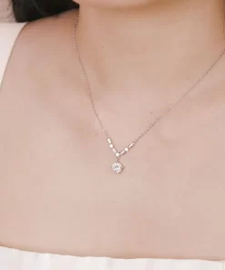 Cận cảnh dây chuyền bạc nữ sợi nhỏ đính đá trên mẫu đeo