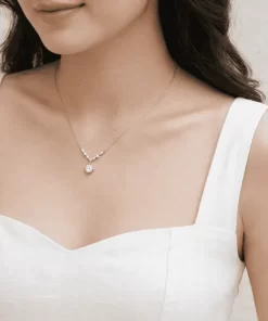 Người mẫu diện dây chuyền bạc sợi nhỏ đính đá pha lê sang trọng