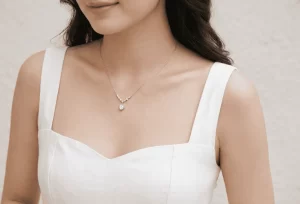 Người mẫu diện dây chuyền bạc sợi nhỏ đính đá pha lê sang trọng
