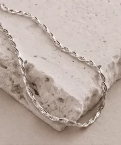 Cận cảnh dây chuyền bạc xoắn