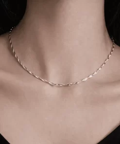 Dây chuyền bạc xoắn khi được mẫu đeo