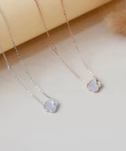 Cận cảnh dây chuyền cỏ bốn lá bạc S925