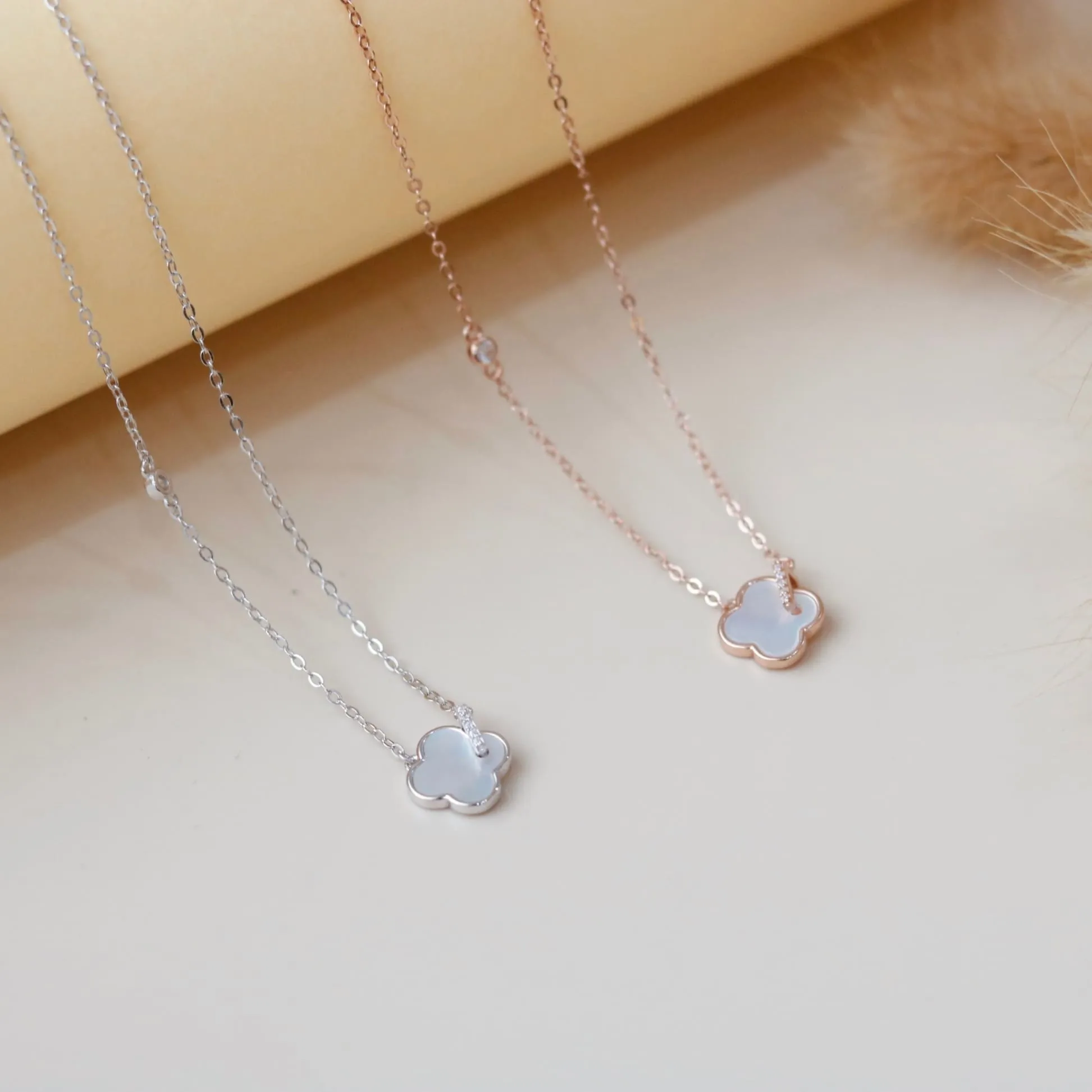 Cận cảnh dây chuyền cỏ bốn lá bạc S925