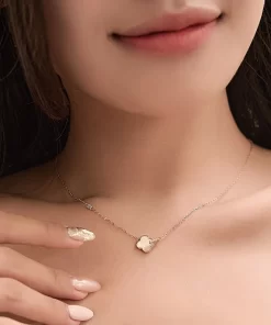 Mẫu đeo dây chuyền cỏ bốn lá bạc