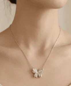Dây chuyền mảnh bạc S925 mặt bướm được mẫu đeo cận cảnh