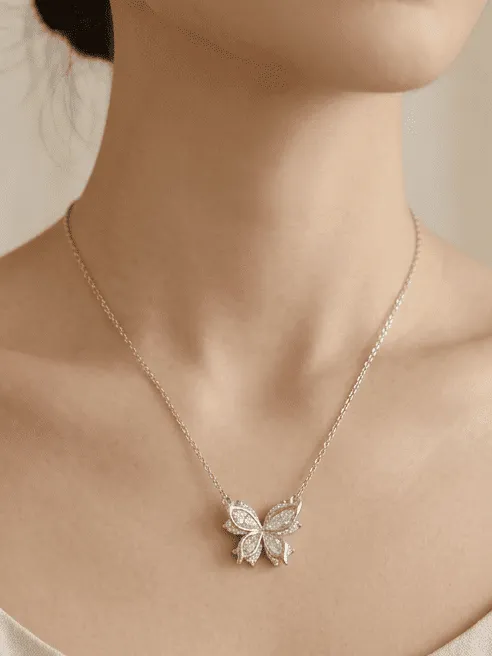 Dây chuyền mảnh bạc S925 mặt bướm được mẫu đeo cận cảnh