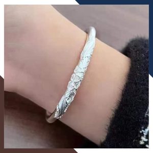 Hình ảnh vòng bạc dạng kiềng chắc chắn đeo bên tay phải