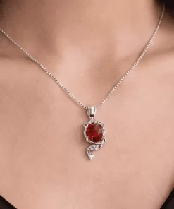 Mặt dây chuyền đá ruby đỏ cận cảnh