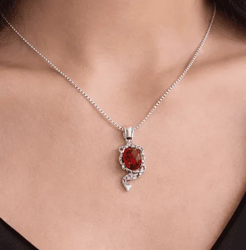 Mặt dây chuyền đá ruby đỏ cận cảnh