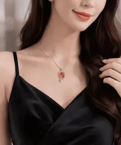Mặt dây chuyền đá ruby đỏ khi đeo
