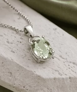 Mặt dây chuyền đá thạch anh xanh lá cận cảnh