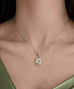 Mặt dây chuyền đá thạch anh xanh lá khi đeo trên mẫu