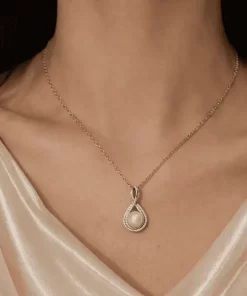 Mặt dây chuyền ngọc trai khi được đeo