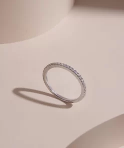 Mẫu nhẫn nữ đính đá 1 hàng