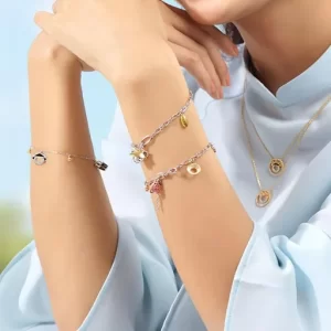 Ảnh Đeo 2 -3 Vòng Trên 1 Tay